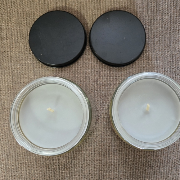 Bath & Body Works candles - Twisted Peppermint - Picture 3 of 3